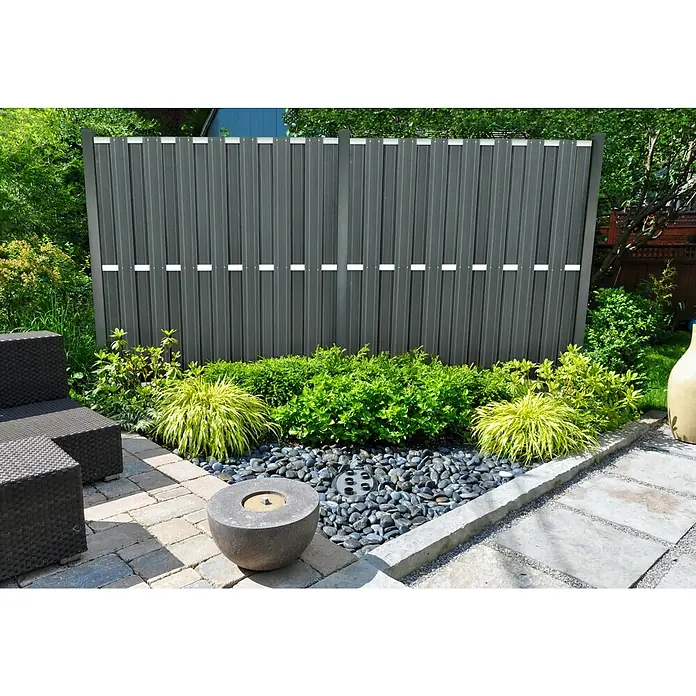 Sichtschutzelement Lanzarote - 180 x 180 cm, Anthrazit, Aluminium - Eine moderne graue Gartenzaunpaneele, die einen stilvollen Hintergrund für einen Steingarten mit üppigem Grün und dekorativen Steinen bildet.