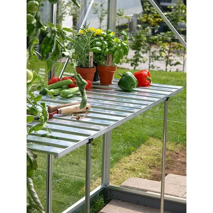Vitavia Anzuchttisch - 56 x 120 x 81 cm, Aluminium - Nahaufnahme eines Gewächshauses mit einem Tisch voller frischem Gemüse und Kräutern in Töpfen.