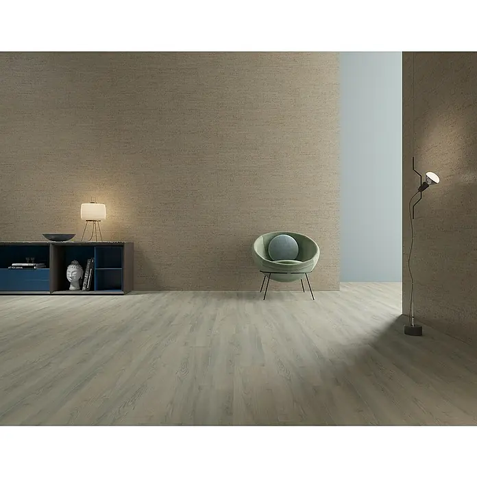 Granorte Designboden Kenkotrend - Ashland, 1.164 x 300 x 8,5 mm - Heller, gräulicher Holzfußboden in einem modernen Raum mit Schrank, Sessel und Stehlampe.