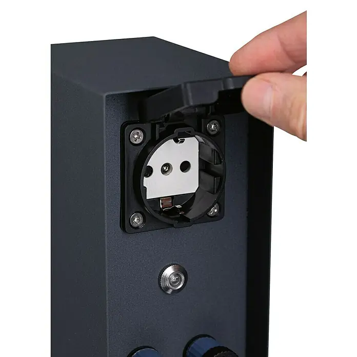 Paulmann Plug & Shine Steckdosensäule Rio - Anthrazit, Höhe: 23 cm, IP44, Mit Dämmerungssensor - Nahaufnahme einer abgedeckten Steckdose an einem anthrazitfarbenen Gerät, wobei eine Hand den Deckel öffnet, um die Stromversorgung zu ermöglichen.