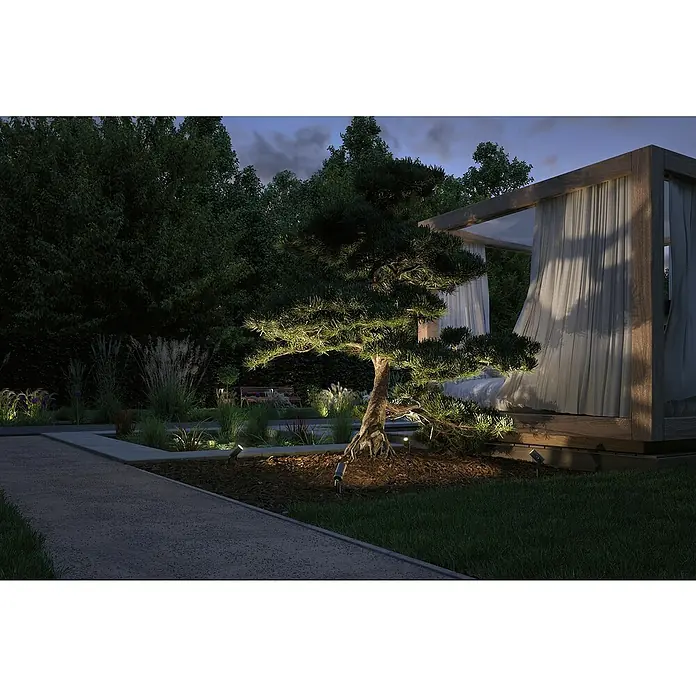 Paulmann Plug & Shine LED-Gartenspot Radix - 7 W, IP65, Warmweiß, Grau - Eine stimmungsvolle Gartenszene mit beleuchtetem Baum und Pavillon, die abendliche Ruhe und Eleganz ausstrahlt.