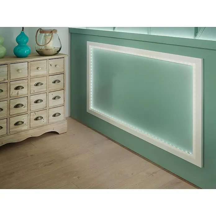 Paulmann Tira LED Eco cálido - Largo: 5 m, Blanco cálido, 12 W, 750 lm, 12 V - Primer plano de un cofre decorativo con muchos cajones y jarrones encima, junto a una pared verde con luces LED.