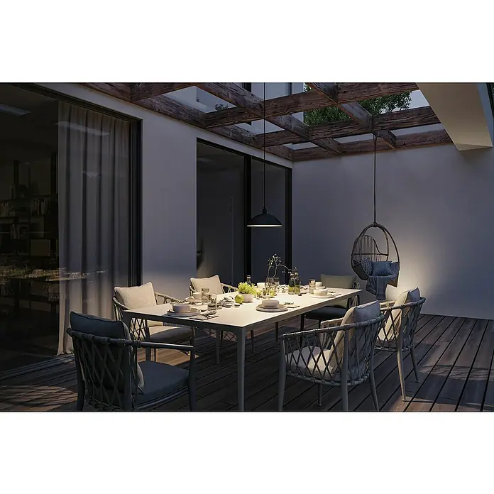 Paulmann Plug & Shine LED-Pendelleuchte Mapalo - Ø x H: 30 x 510 cm, Warmweiß, Anthrazit - Elegantes Outdoor-Essset mit Esstisch und Stühlen unter einer Pergola, ergänzt durch eine Hängelampe und einen Schaukelstuhl.