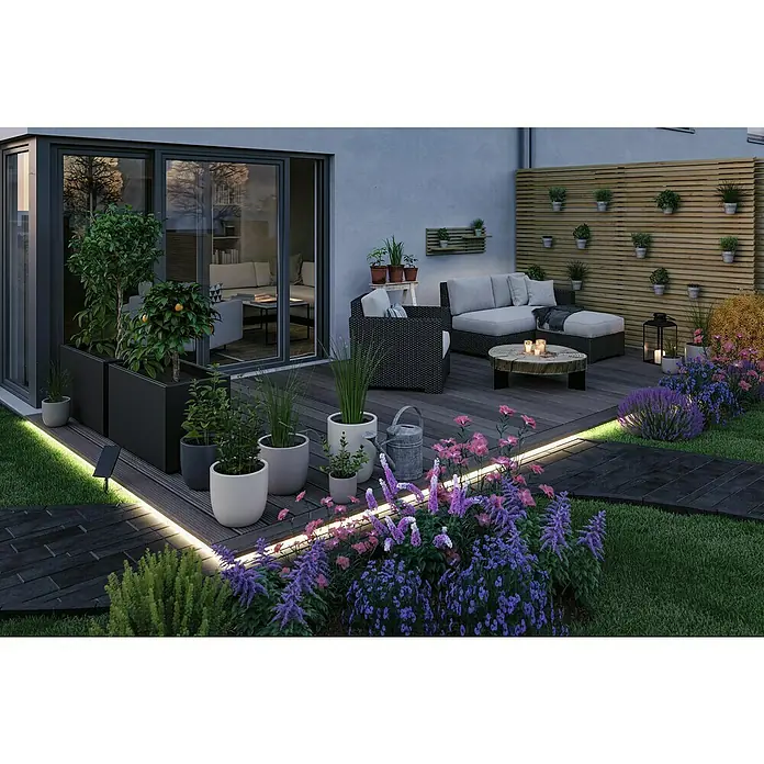 Paulmann LED-Band-Set Stripe Solar - 10 m, Warmweiß, 3,8 W, 300 lm, 5 V - Stimmungsvolle Gartengestaltung mit beleuchteten Pflanzenkübeln und gemütlicher Sitzecke auf der Terrasse.