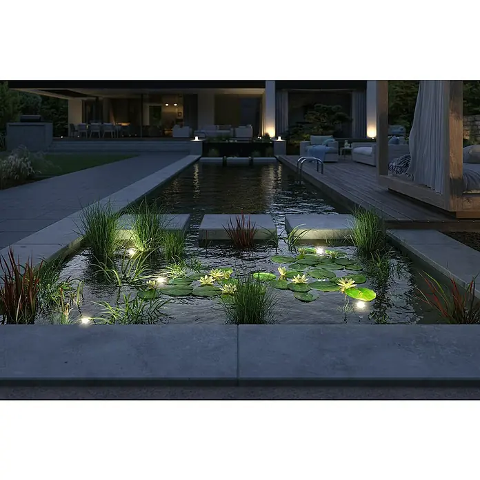 Paulmann Plug & Shine LED-Spot Pool - 6 W, Schwarz, 7,2 x 11 cm - Stimmungsvolle Gartenteichszene mit Seerosen und sanfter Beleuchtung, die eine ruhige Atmosphäre schafft.