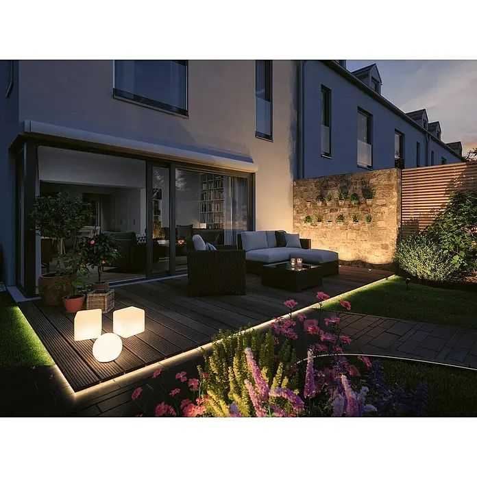 Paulmann Plug & Shine LED-Band Smooth Strip - Länge: 5 m, RGBW, 700 lm, 24 V - Elegante Terrassengestaltung mit modernen Leuchtelementen, die eine warme und einladende Atmosphäre schaffen.