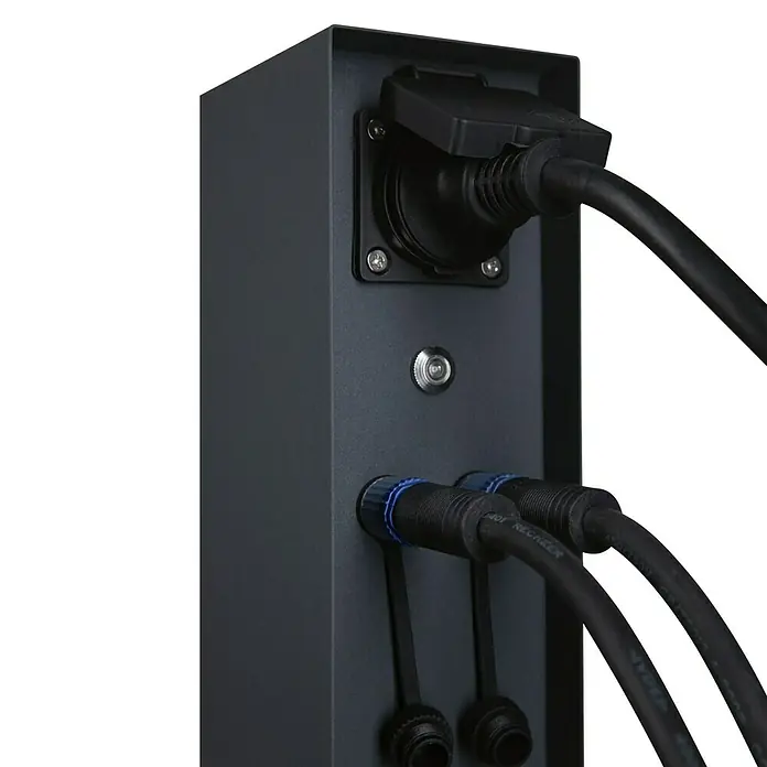 Paulmann Plug & Shine Steckdosensäule Rio - Anthrazit, Höhe: 23 cm, IP44, Mit Dämmerungssensor - Detailaufnahme eines schwarzen elektronischen Anschlusskastens mit Kabeln. Ideal für Elektroinstallationen im Innenbereich.