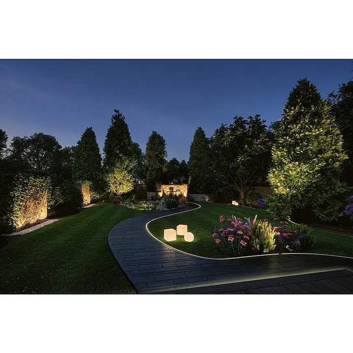 Paulmann Plug & Shine LED-Band Smooth Stripe - Länge: 10 m, RGBW, 1.400 lm, 24 V - Beleuchteter Gartenweg mit LED-Leuchten und blühenden Blumen. Die stilvolle Außenbeleuchtung erzeugt eine elegante Atmosphäre in der Dämmerung.