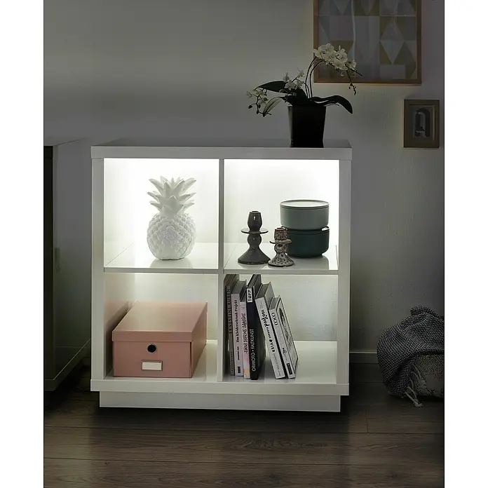 Paulmann MaxLED 250 LED-Band-Set Comfort Regal - 100 cm, Warmweiß, 5 W, 300 lm, 230 V - 240 V - Weißes Regal mit vier Fächern, beleuchtet und dekoriert mit Büchern, Ananasfigur und anderen Deko-Objekten.