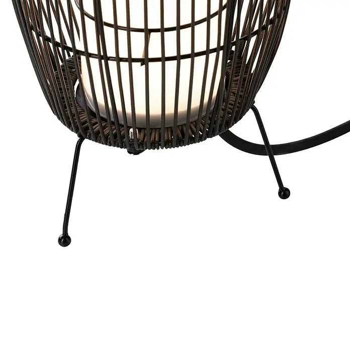 Paulmann Plug & Shine LED-Außenleuchte Basket - 8 W, Farbe: Braun, IP44, 20 x 60 cm - Nahaufnahme einer dekorativen Lampe mit einem Lampenschirm aus geflochtenem Rattan und einem sanften, warmen Lichtschein.