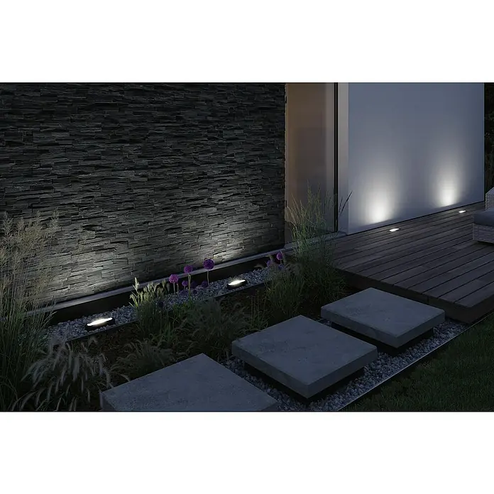 Paulmann Plug & Shine LED-Wandstrahler Ito - L x B x H: 4,9 x 25,2 x 22,4 cm, Warmweiß - Moderne Gartenbeleuchtung mit in den Boden eingelassenen Leuchten, die eine Steinwand und einen Gartenweg beleuchten.