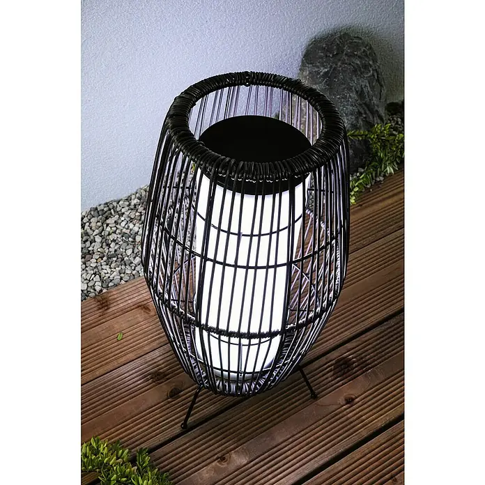 Paulmann Plug & Shine LED-Außenleuchte Basket - 3,2 W, Schwarz, IP44 - Elegante schwarze Rattan-Laterne mit sanftem, warmem Licht, ideal für stimmungsvolle Außenbereiche. Die Laterne ist modern und stilvoll.