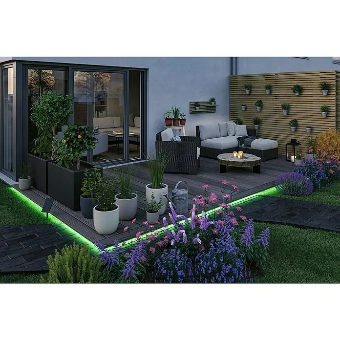 Paulmann LED-Band-Set Stripe Solar - 10 m, RGB, 3,8 W, 300 lm, 5 V - Diese Terrasse bietet eine grüne LED-Beleuchtung, die die Blumenbeete umrahmt und ein stimmungsvolles Ambiente schafft. Der perfekte Ort zum Entspannen!