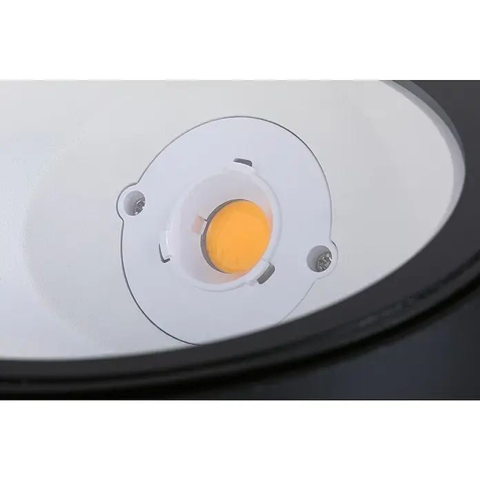 Paulmann Plug & Shine Bodeneinbauleuchte Ocos - Anthrazit, Ø x H: 15,5 x 13 cm - Nahaufnahme einer LED-Leuchte mit gelbem Licht und weißer Fassung, befestigt mit Schrauben in einem runden, schwarzen Gehäuse.