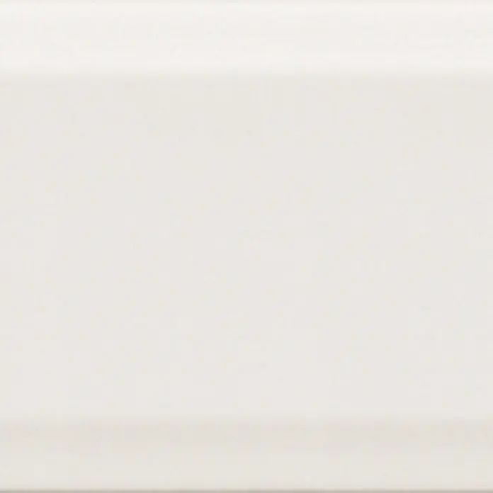 Modern Style Wandfliese Metro Biselado - 9,8 x 29,8 cm, Weiß, Matt - Nahaufnahme einer weißen Keramikfliese mit glatter Oberfläche, ideal für Küchen- oder Badezimmerwände, die ein sauberes, modernes Aussehen verleiht.