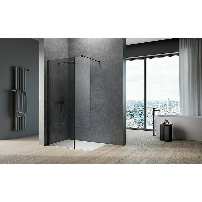 Camargue Meran Mix & Match Duschwand W2 - B x H: 40 x 200 cm, Beschichtet, Grau - Elegantes Badezimmer mit einer modernen, rahmenlosen Duschkabine und einem stilvollen Heizkörper. Das Design wird durch große Fenster mit Stadtblick ergänzt.