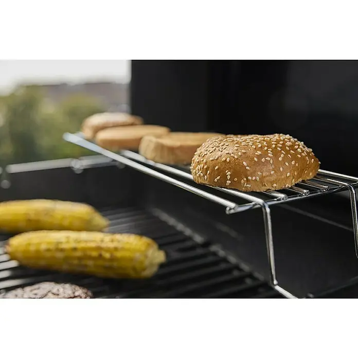 Weber Gasgrill Spirit E-210 - Grillfläche (B x T): 52 x 44 cm, 7,8 kW, Anzahl Brenner: 2 Stk. - Auf dem Grill liegen Burgerbrötchen und Maiskolben, bereit für das perfekte Barbecue.