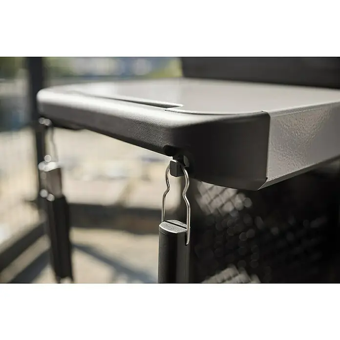 Weber Gasgrill Spirit E-310 - Grillfläche (B x T): 52 x 44 cm, 7 kW, Anzahl Brenner: 3 Stk. - Detailaufnahme von Grillwerkzeugen, die an einem Grilltisch hängen, ideal für Outdoor-Kochbedürfnisse mit praktischer Aufbewahrung.