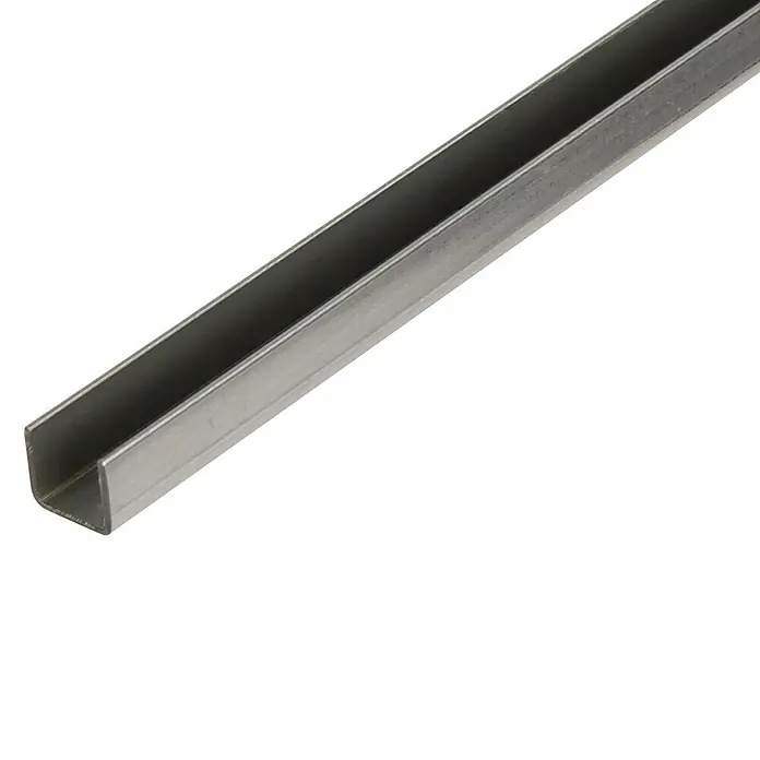Stabilit Perfil en U - 2.000 x 20 x 20 mm, Espesor: 1,7 mm, Plateado - Primer plano de un perfil metálico en forma de U que proporciona soporte estructural y durabilidad en proyectos de construcción.