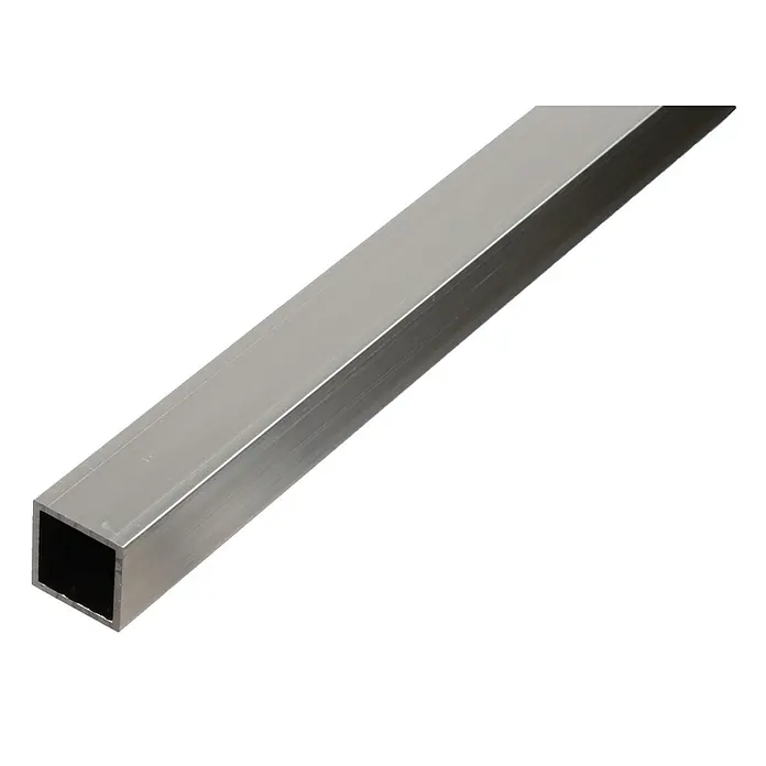 Alberts Tubo de forma cuadrada - 1.000 x 40 x 40 mm, Espesor: 2 mm, Aluminio, Plateado - Primer plano de un perfil cuadrado de aluminio, que muestra su acabado metálico y la estructura hueca. Ideal para proyectos de construcción y diseño.