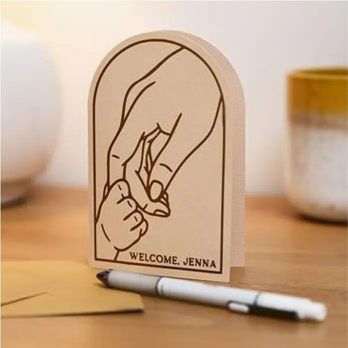 Cricut Maker Schneideplotter-Set Maker 4 + Materials Starter Bundle - 2 -tlg., Bluetooth, Schnittbreite: 29,7 cm, Schnittlänge: 3,6 m - Eine herzliche Willkommenskarte für Jenna, mit einer liebevollen Illustration von Mutter und Kind, ideal zur Begrüßung des neuen Familienmitglieds.