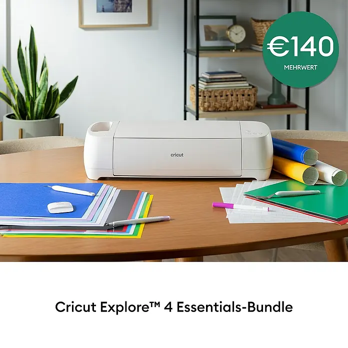 Cricut Maker Plotter de corte Maker 4 Essentials-Bundle - Gris/ Verde, Bluetooth, Ancho de corte: 29,7 cm, Longitud de corte: 3,6 m - Máquina Cricut Explore 4 blanca con materiales de artesanía (papel, vinilo, herramientas) sobre mesa de madera. Incluye promoción de 140€ de valor.