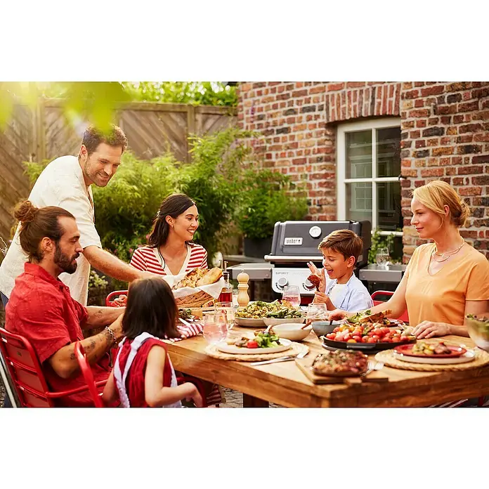 Weber Gasgrill Spirit E-335 GBS - Grillfläche (B x T): 52 x 44 cm, 9,1 kW, Anzahl Brenner: 3 Stk. - Weber Grill umgeben von einer glücklichen Familie bei einer Grillparty im Garten.