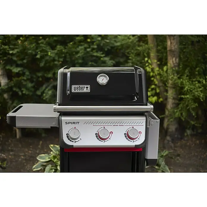 Weber Barbacoa de gas Spirit E-325 - Superficie de la parrilla (An x Pr): 52 x 45 cm, 9,1 kW, Número de quemadores: 3 - Primer plano de una parrilla de gas Weber Spirit, con tres quemadores y una Sear Zone, ideal para cualquier parrillero.