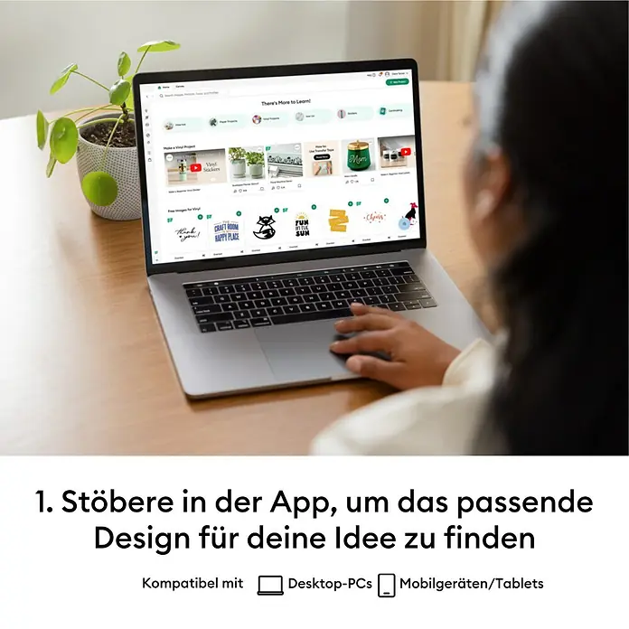 Cricut Maker Plotter de corte Maker 4 Essentials-Bundle - Gris/ Verde, Bluetooth, Ancho de corte: 29,7 cm, Longitud de corte: 3,6 m - Persona navegando diseños de manualidades en una app creativa en un portátil, compatible con ordenadores y móviles.