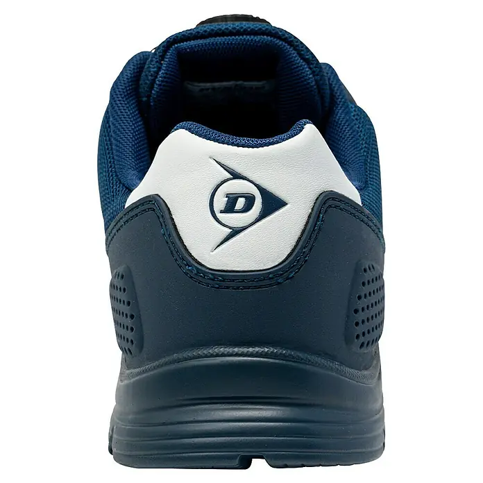 Dunlop Zapato bajo de seguridad Matt - 44, Clase de protección según EN ISO 20345: S3, Azul navy - Primer plano de la parte trasera de una zapatilla azul Dunlop con un logotipo blanco y detalles transpirables.