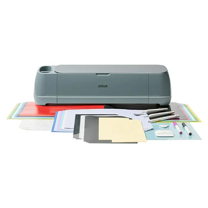 Cricut Maker Schneideplotter Maker 4 Essentials-Bundle - Salbei, Bluetooth, Schnittbreite: 29,7 cm, Schnittlänge: 3,6 m - Graue Cricut Smart-Schneidemaschine mit verschiedenen Bastelmaterialien, Papieren, Vinyl und Werkzeugen.