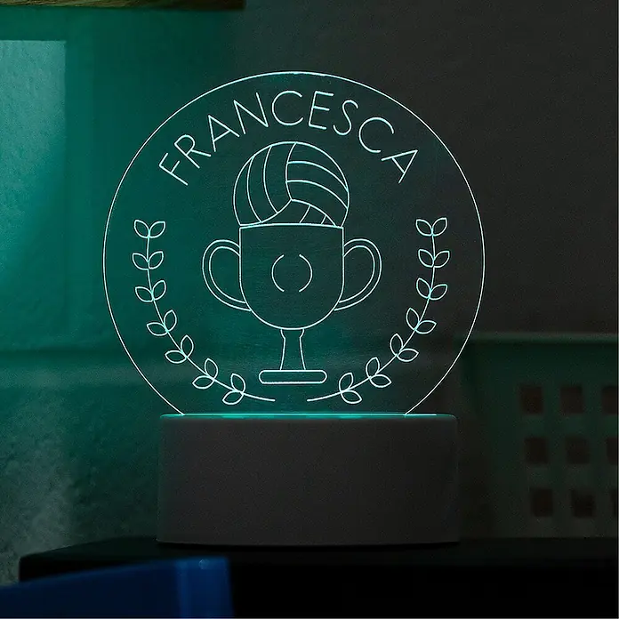 Cricut Maker Schneideplotter-Set Maker 4 + Materials Starter Bundle - 2 -tlg., Bluetooth, Schnittbreite: 29,7 cm, Schnittlänge: 3,6 m - Personalisiertes LED-Nachtlicht in Aquamarin, mit 'FRANCESCA' und Volleyball-Pokal, auf dunklem Untergrund.