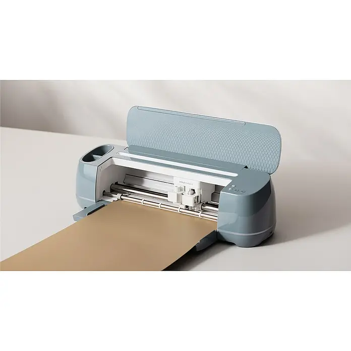 Cricut Maker Schneideplotter-Set Maker 4 + Materials Starter Bundle - 2 -tlg., Bluetooth, Schnittbreite: 29,7 cm, Schnittlänge: 3,6 m - Cricut Maker 3 Schneideplotter in hellblau mit geöffnetem Deckel und goldener Schneidematte im Gerät, auf einem neutralen Hintergrund.