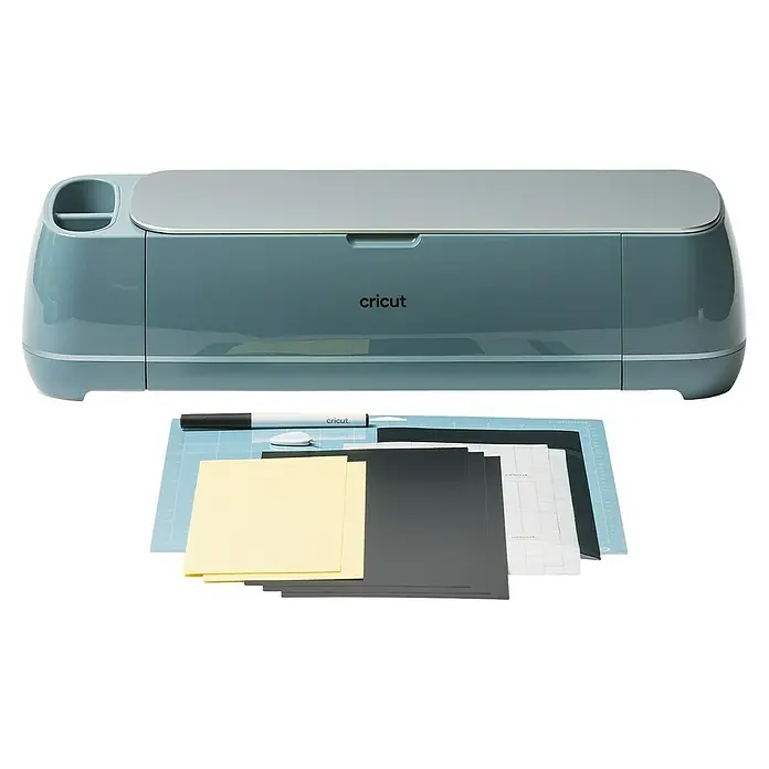 Cricut Maker Schneideplotter-Set Maker 4 + Materials Starter Bundle - 2 -tlg., Bluetooth, Schnittbreite: 29,7 cm, Schnittlänge: 3,6 m - Nahaufnahme eines Cricut Schneideplotters mit Zubehör, ideal für kreative Projekte und personalisierte Geschenke. Präzise Schnitte für Vinyl, Papier und Stoff.