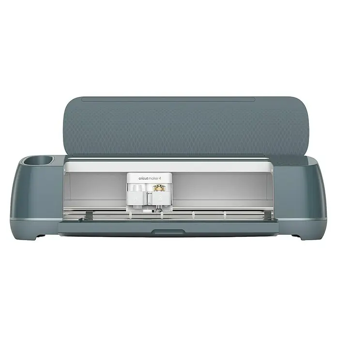 Cricut Maker Schneideplotter-Set Maker 4 + Materials Starter Bundle - 2 -tlg., Bluetooth, Schnittbreite: 29,7 cm, Schnittlänge: 3,6 m - Grauer Cricut Maker 4 Schneideplotter mit geöffnetem Deckel, der die Werkzeugaufnahme zeigt. Ideal zum Basteln und Personalisieren von Projekten.