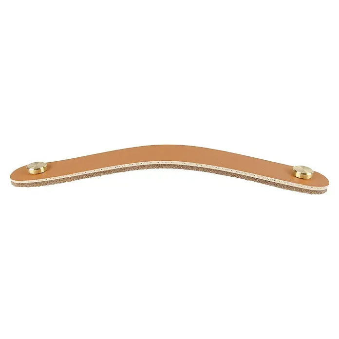 Rei Möbelgriff - Länge: 157 mm, Lochabstand: 128 mm, Leder, Braun - Gebogener hellbrauner Ledergurt mit Messingknöpfen, zeigt Schichtaufbau.
