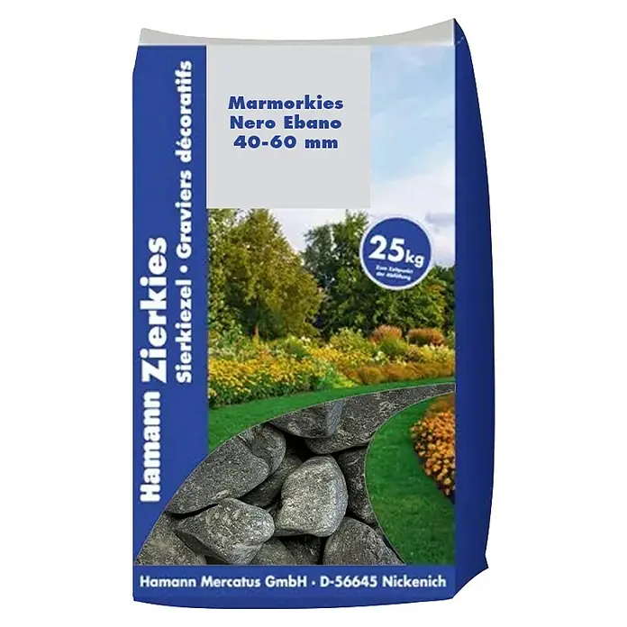 Hamann Mercatus Marmorkiesel - Nero Ebano, Körnung: 40 mm - 60 mm, 25 kg - 25kg Sack Hamann Zierkies Nero Ebano Marmorkies (40-60mm), mit Steinen in einer Gartenumgebung gezeigt.
