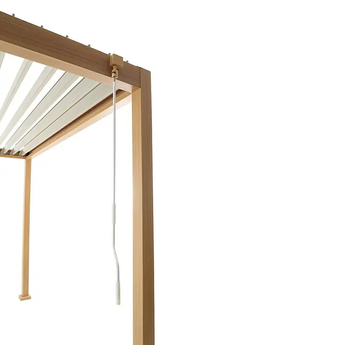 Sunfun Pérgola estándar Lanzarote - An x Pr: 294 x 294 cm, Arena/Blanco, Aluminio - Primer plano de una pérgola de madera con listones blancos y un mecanismo de manivela blanca para controlar el sombreado.