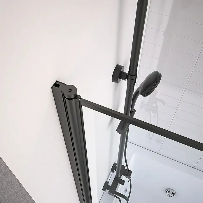 Aurlane Badewannenaufsatz Dark Edge - B x H: 75 x 130 cm, 1 Stk., Schwarz - Nahaufnahme eines schwarzen Duschkopfes und einer Duschabtrennung. Elegantes Design für ein modernes Badezimmer.