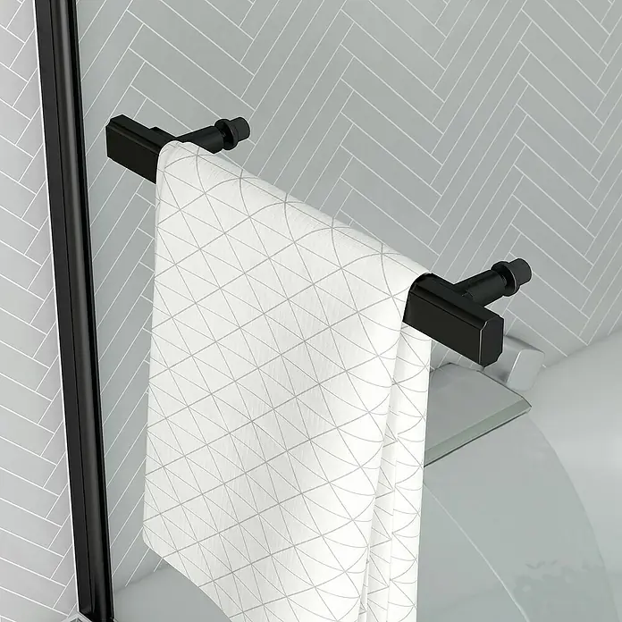 Aurlane Badewannenaufsatz Essential - B x H: 70 x 120 cm, 1 Stk., Schwarz, Mit Handtuchhalter - Schwarzer Handtuchhalter mit weißem gemustertem Handtuch in einem Bad mit Fischgrätfliesen.