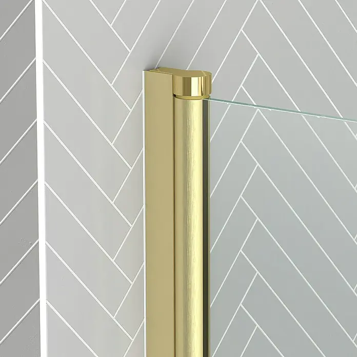 Aurlane Badewannenaufsatz Essential - B x H: 80 x 140 cm, 1 Stk., Gold - Goldenes Duschprofil mit Scharnier, das ein Glaspaneel an einer grauen Fischgrätfliesenwand sichert.