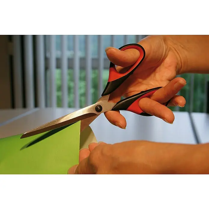 Bessey Mehrzweck-Schere D821-180 - Länge: 180 mm - Nahaufnahme einer Hand, die mit einer Schere ein grünes Blatt Papier schneidet. Perfekt für Bastelarbeiten und Bürobedarf.