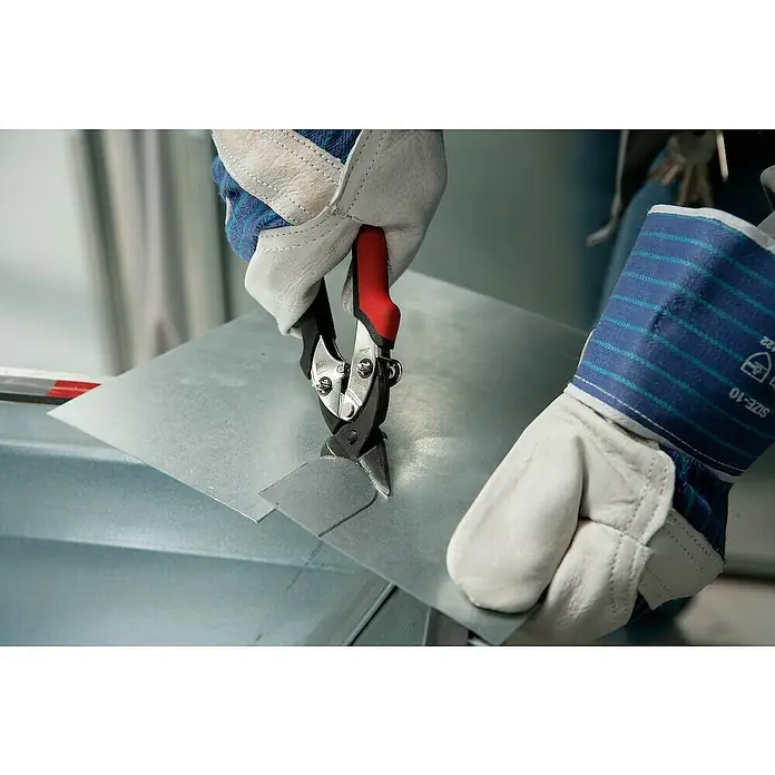 Bessey Ideal-Schere D15A-SB - Länge: 180 mm, Rechtsschneidend - Die Bild zeigt die Blechschere in Aktion, die mit Handschuhen bedient wird, um präzise Schnitte in das Metallblech zu machen.