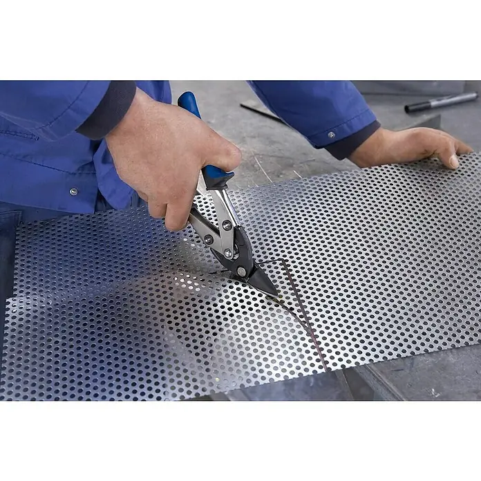 Bessey Ideal-Schere - Länge: 230 mm, Schnittlänge: 27 mm - Eine Person schneidet ein perforiertes Metallblech mit einer Blechschere mit blauen Griffen. Das Werkzeug wird zum präzisen Zuschneiden verwendet.