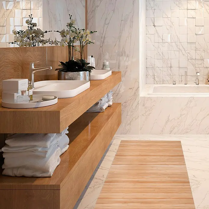 Alfombra de bambú Cool - Natural, 90 x 60 cm - La imagen muestra un baño moderno con un tocador de madera clara, lavabos blancos y azulejos de mármol. La alfombra es también de madera clara.