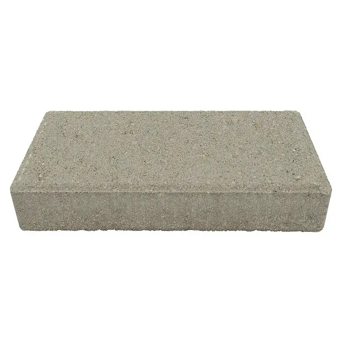 Christoph Mähstein Trapez - 24 x 10 x 4,2 cm, Silbergrau, Beton - Nahaufnahme eines einzelnen grauen Pflastersteins mit rauer Textur und abgeschrägten Kanten, ideal für den Garten- und Landschaftsbau.
