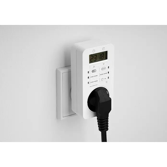 REV Zeitschaltuhr Easy+ - Digital, Weiß, 3.680 W - Ein weißer, digitaler Zeitschaltuhr-Stecker, der in eine Steckdose gesteckt ist und ein schwarzes Stromkabel aufnimmt.