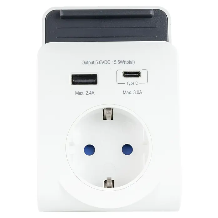REV Zwischenstecker USB-Ladegerät - Weiß, 2 USB-Anschlüsse, Anzahl Steckdosen Schuko: 1 Stk. - Nahaufnahme einer weißen Steckdose mit USB- und USB-C-Anschlüssen, ideal zum Aufladen von Geräten.