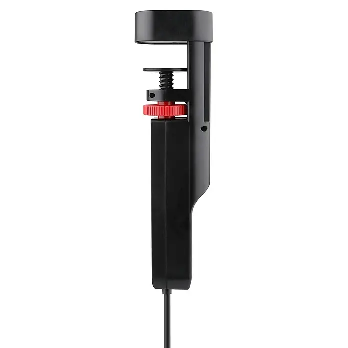 REV Steckdosenleiste für Tischmontage 3 x USB - Anzahl Steckdosen Schuko: 3 Stk., Schwarz, Kabellänge: 3 m, Ohne Schalter - Nahaufnahme einer schwarzen Dosenpresse mit einem roten Drehknopf, ideal zum platzsparenden Recycling von Dosen.