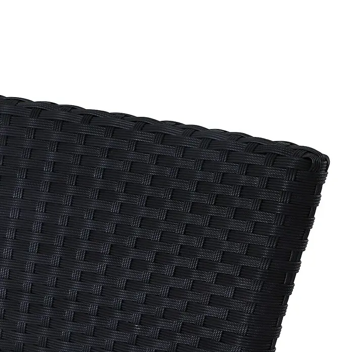 Gardamo Stapelstuhl Minas im Set - 2 Stk., 100% Polyethylen, Schwarz, B x T x H: 56 x 60 x 83 cm - Detailansicht eines schwarzen Rattanstuhls, der die feine Webstruktur und das Design des Gartenmöbels hervorhebt.